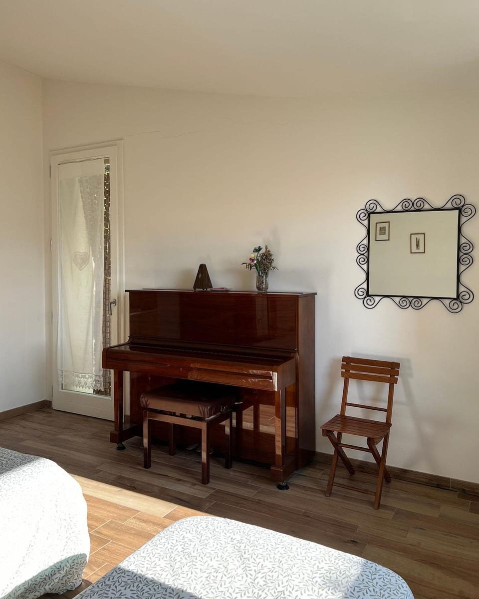 Photo of the whole room, Bedroom, furniture