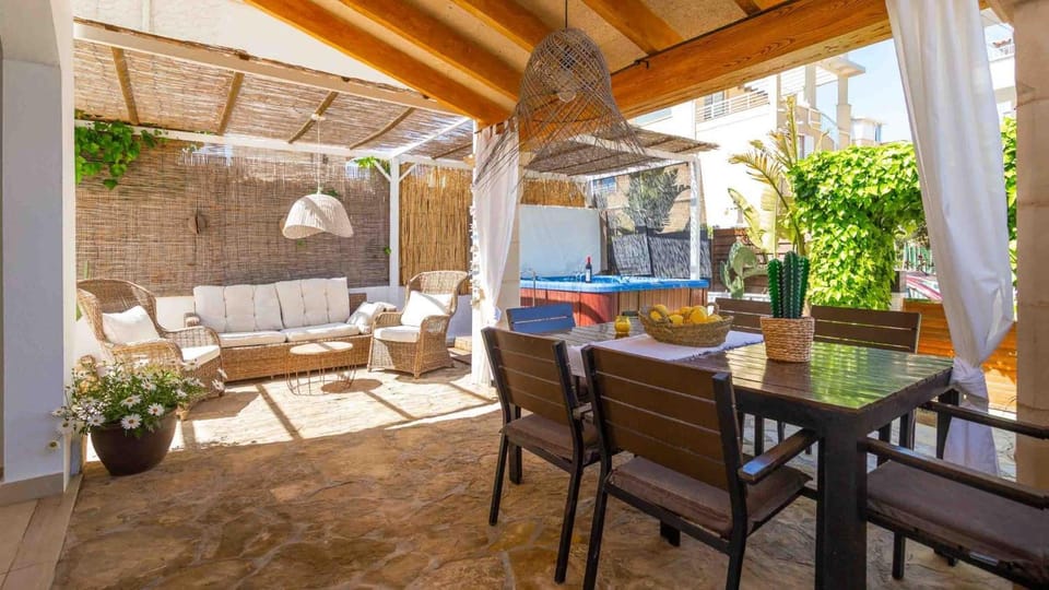 View (from property/room), Balcony/Terrace, Dining area