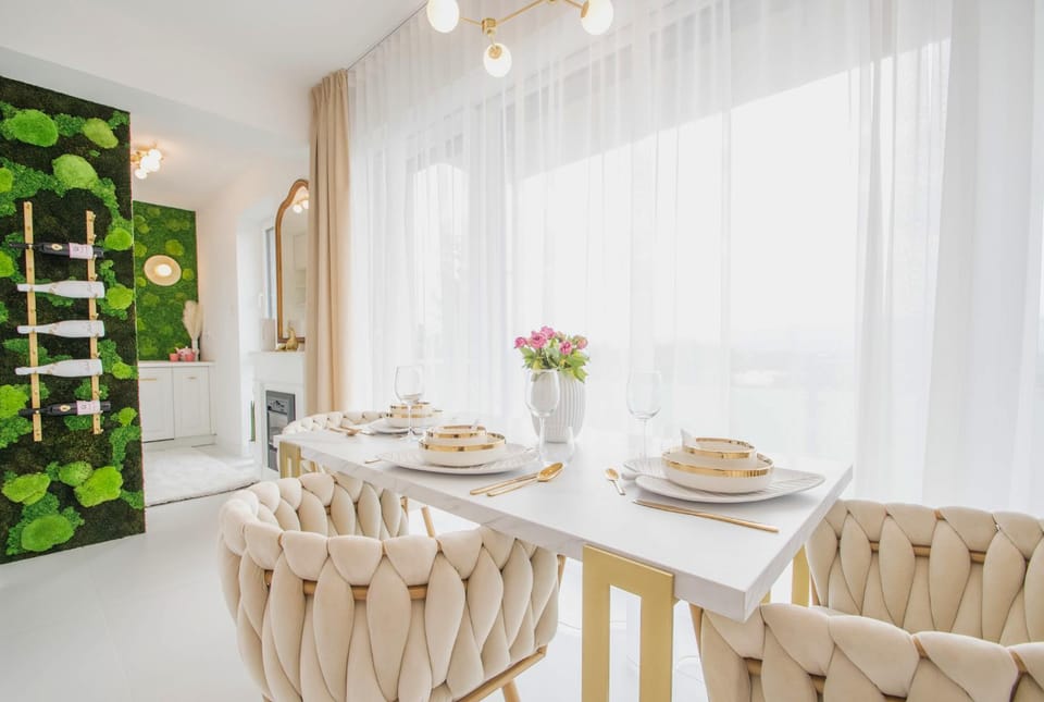 Living room, Food and drinks, Seating area, Dining area