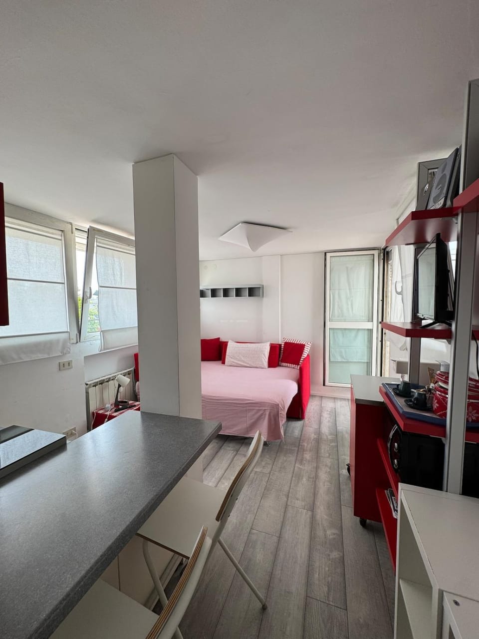 Bed, Living room, Photo of the whole room, Seating area, Dining area, Bedroom