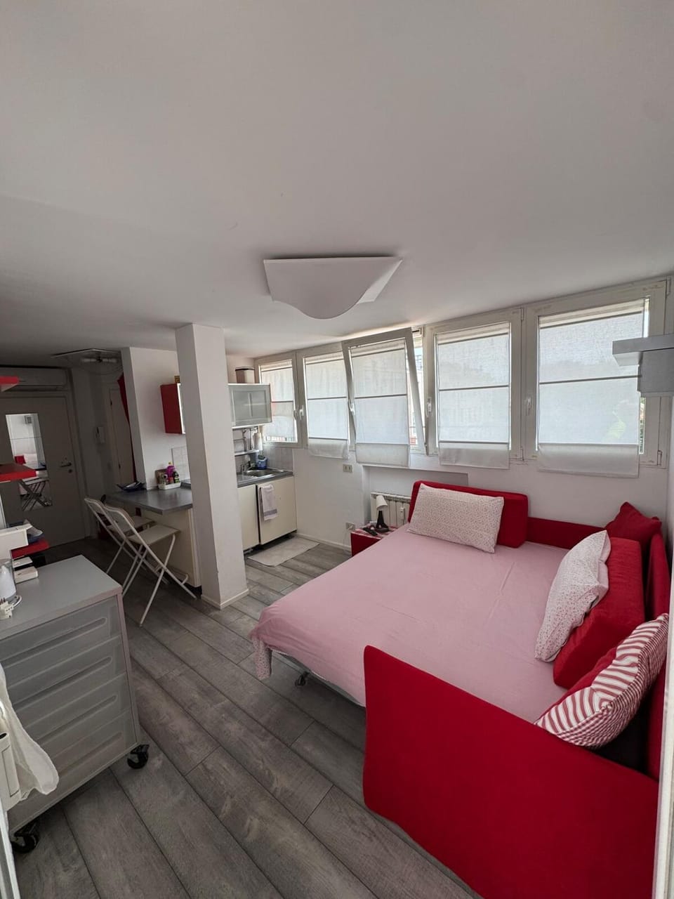 Bed, TV and multimedia, Living room, Photo of the whole room, Seating area, Bedroom