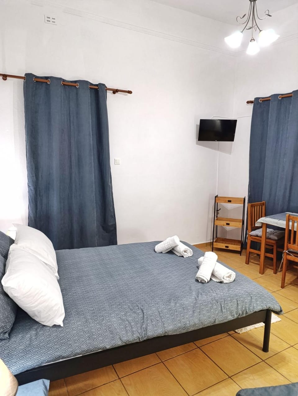 Bed, TV and multimedia, Photo of the whole room, Bedroom, towels