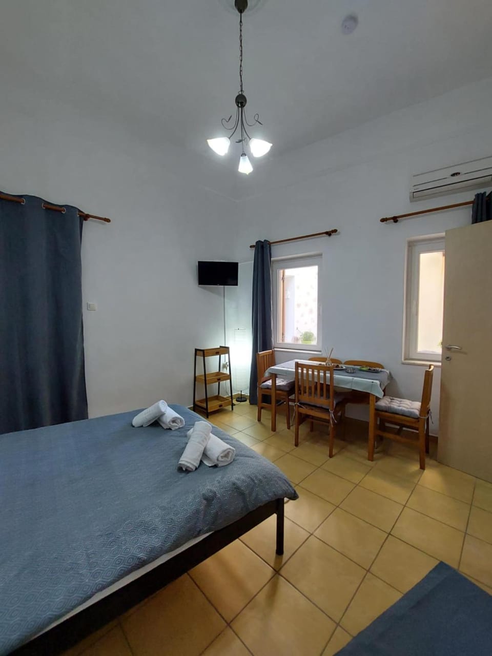 Bed, TV and multimedia, Living room, Photo of the whole room, Seating area, Dining area, Bedroom, towels, air conditioner