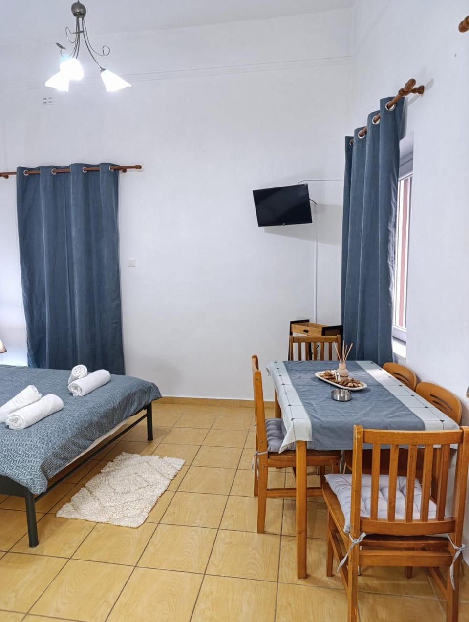 Bed, TV and multimedia, Photo of the whole room, Dining area, Bedroom, towels