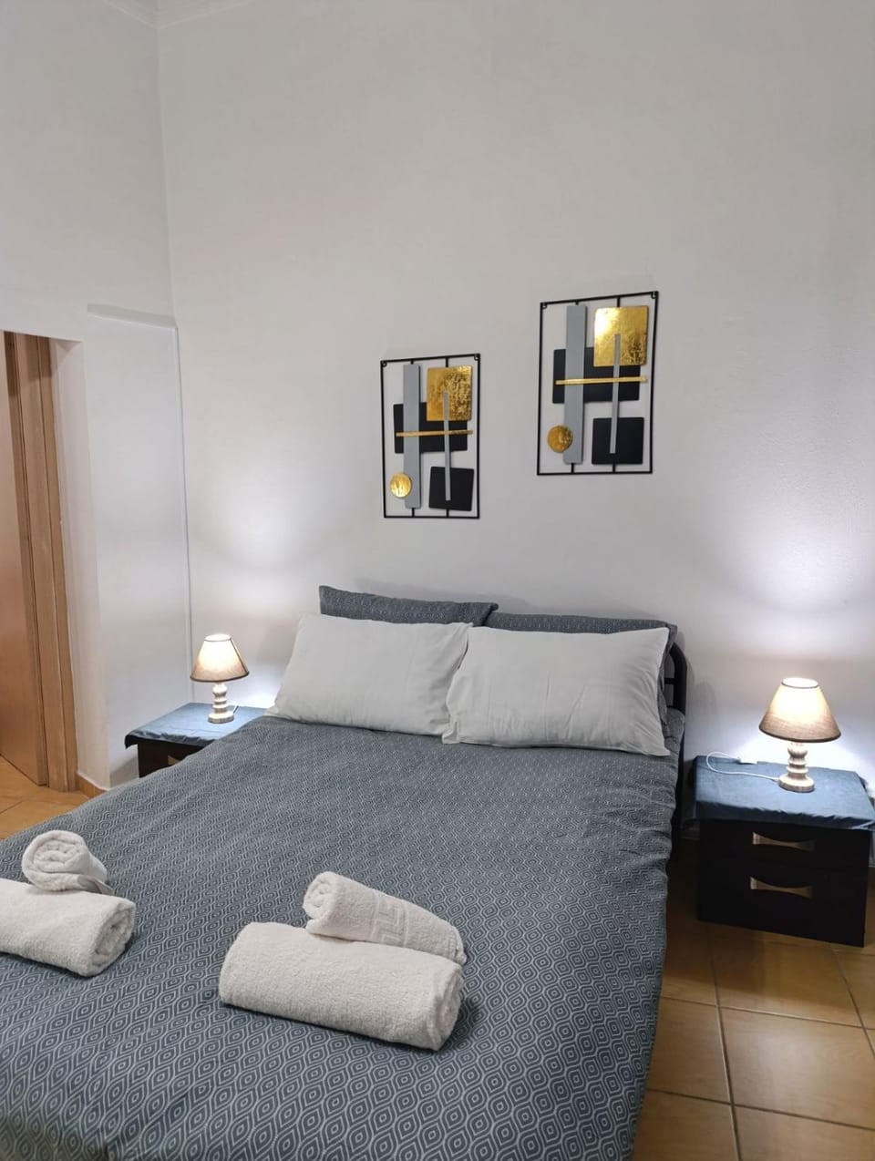 Bed, Photo of the whole room, Bedroom, towels