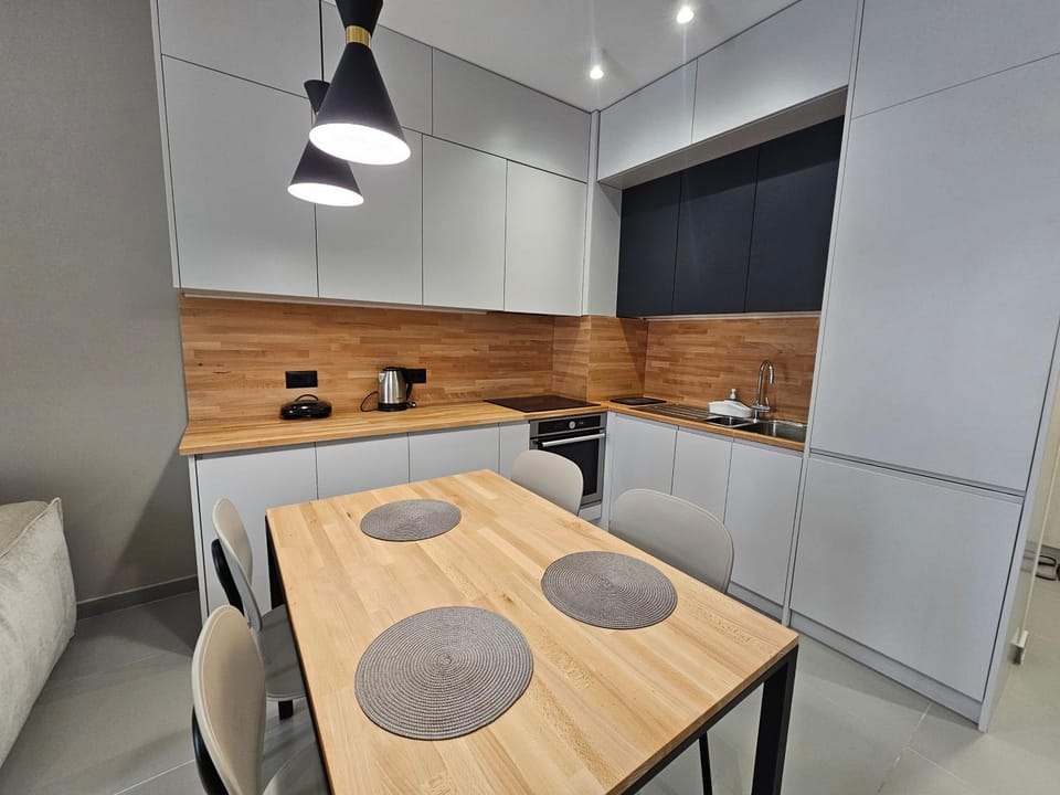 Coffee/tea facilities, Kitchen or kitchenette, Dining area, stove