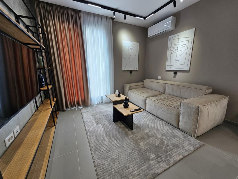 Bed, TV and multimedia, Living room, Photo of the whole room, Seating area, Bedroom