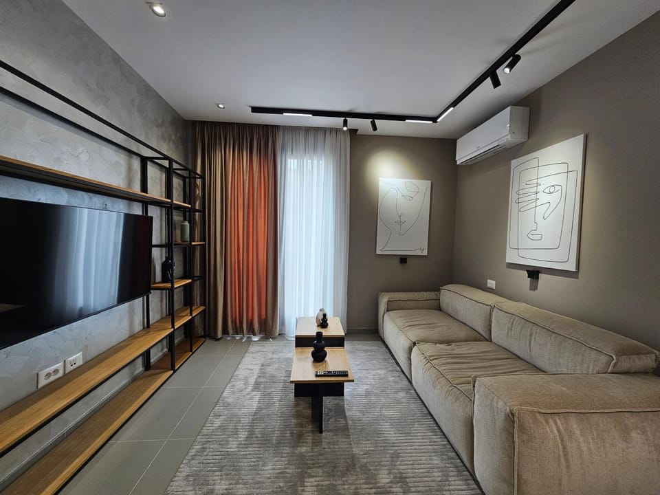 Communal lounge/ TV room, TV and multimedia, Living room, Photo of the whole room, Seating area, Evening entertainment, Bedroom