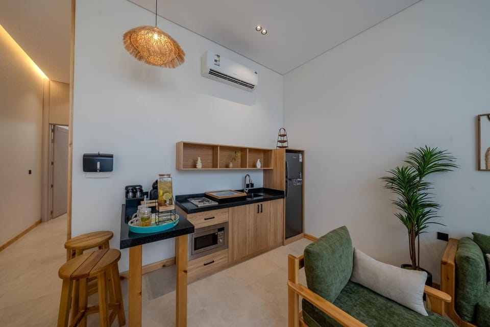 Coffee/tea facilities, Kitchen or kitchenette, Living room, Seating area, oven, stove, air conditioner