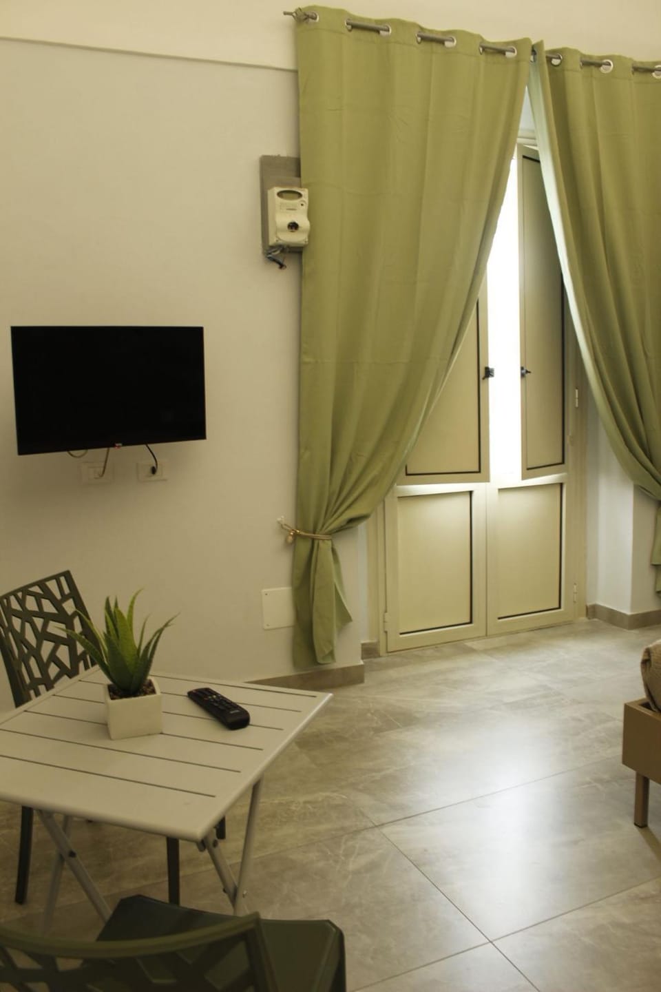 TV and multimedia, Photo of the whole room, Seating area, Bedroom