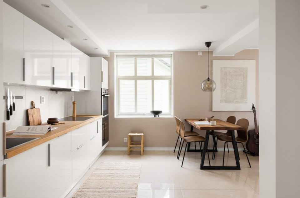 Kitchen or kitchenette, Dining area, oven