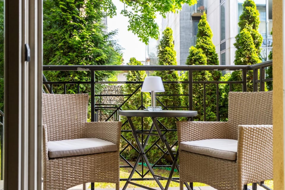 Spring, Day, Balcony/Terrace, Seating area, Garden view