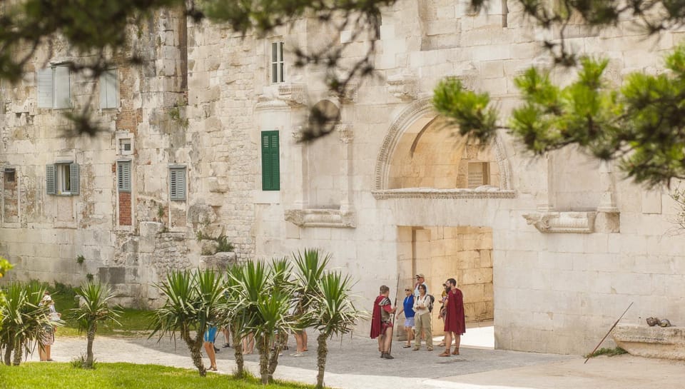Facade/entrance, Day, group of guests