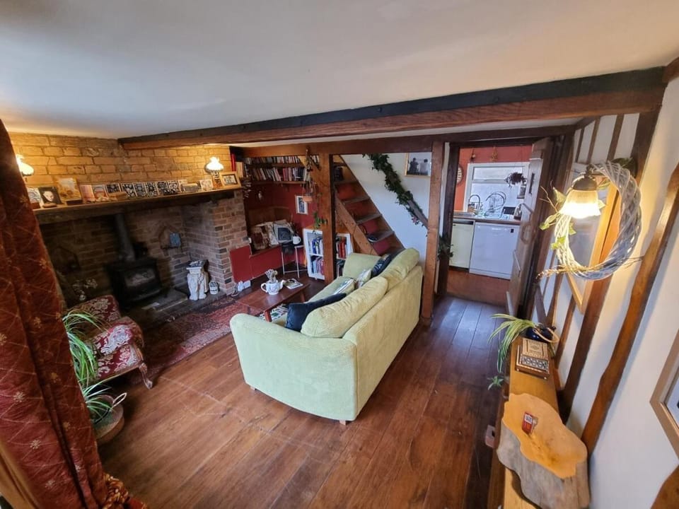 Cheerful, bright, cosy period cottage with hot tub Apartment in Rother District