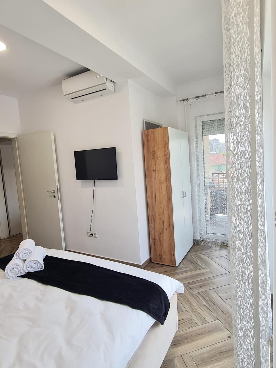 Bed, TV and multimedia, Balcony/Terrace, Photo of the whole room, Bedroom, towels, wardrobe, air conditioner