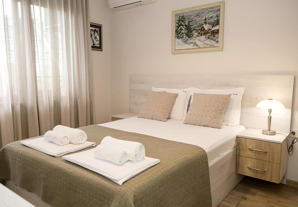Bed, Bedroom, air conditioner