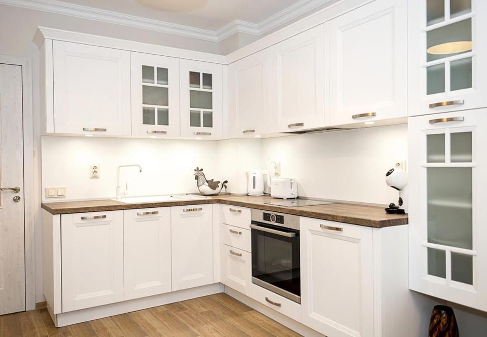 Kitchen or kitchenette, dishwasher, oven, stove