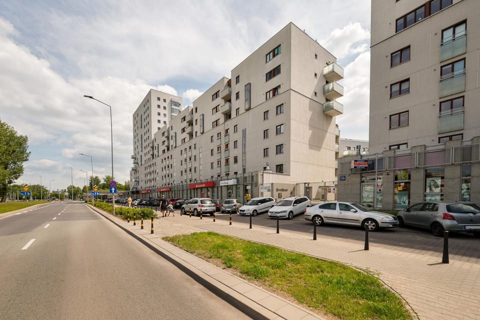 Property building, Neighbourhood, Location