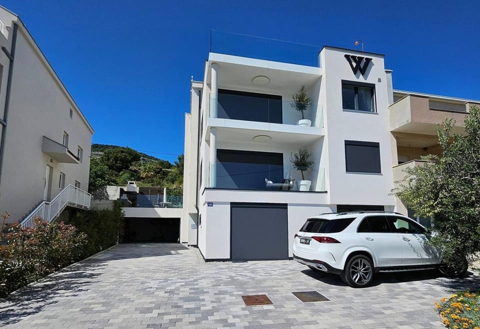 Property building, Day, Neighbourhood, Parking