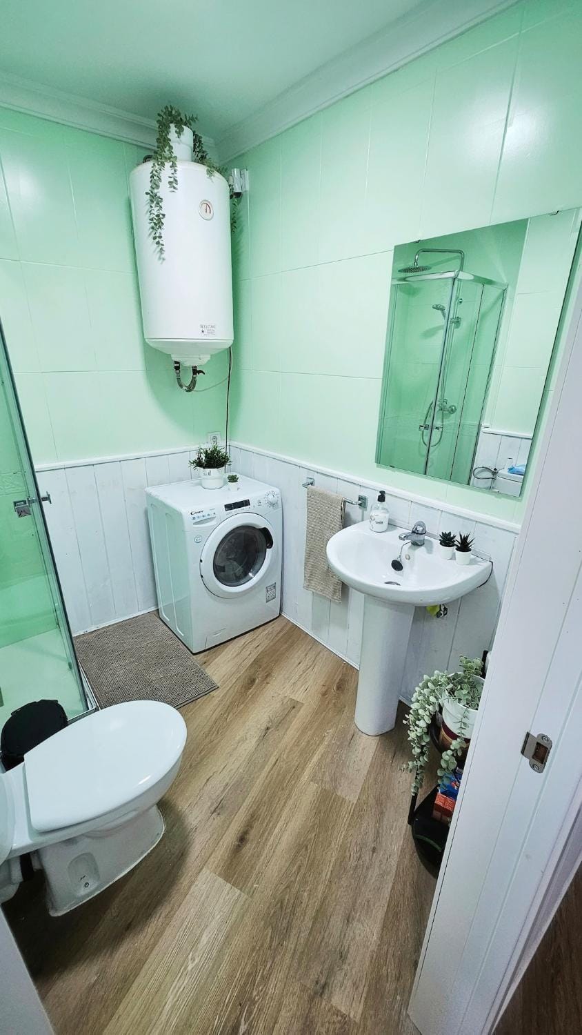 Shower, Toilet, Bathroom, towels, washing machine