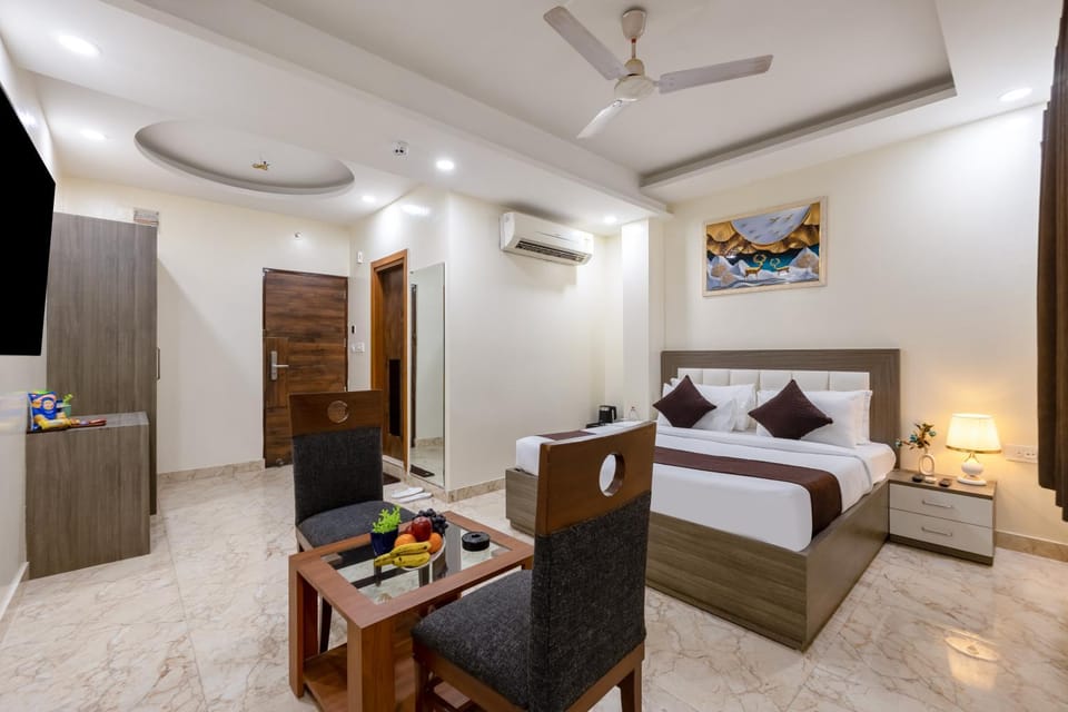 Bed, TV and multimedia, Photo of the whole room, Seating area, Bedroom, wardrobe, air conditioner