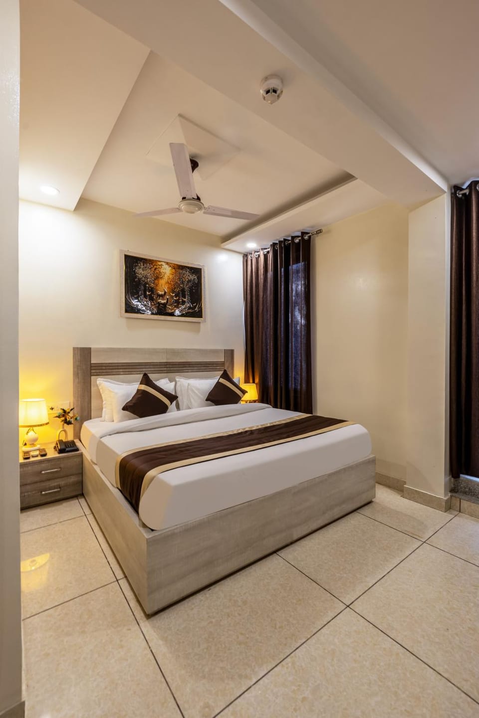 Bed, TV and multimedia, Photo of the whole room, Bedroom