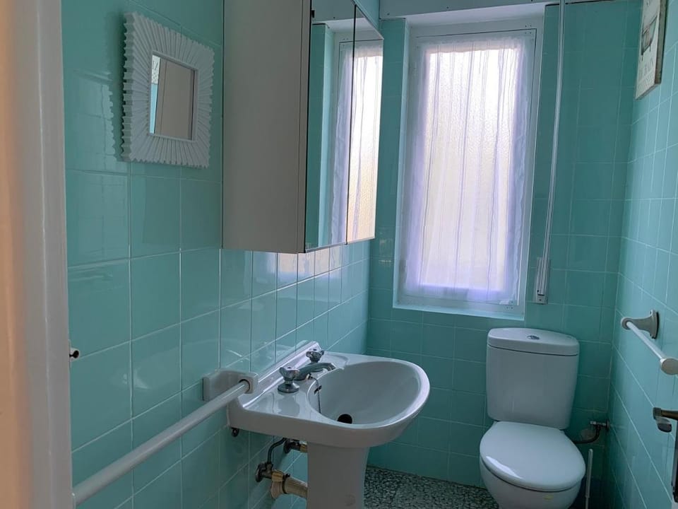 Chalet de dos plantas independientes con aparcamiento y jardin privado House in Cantabria