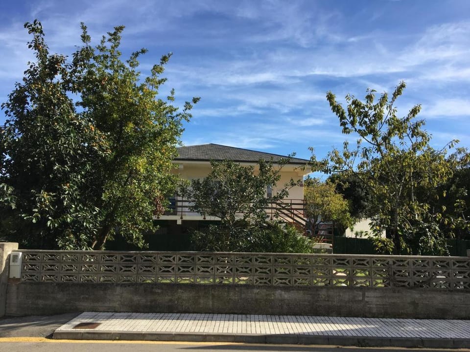 Chalet de dos plantas independientes con aparcamiento y jardin privado House in Cantabria