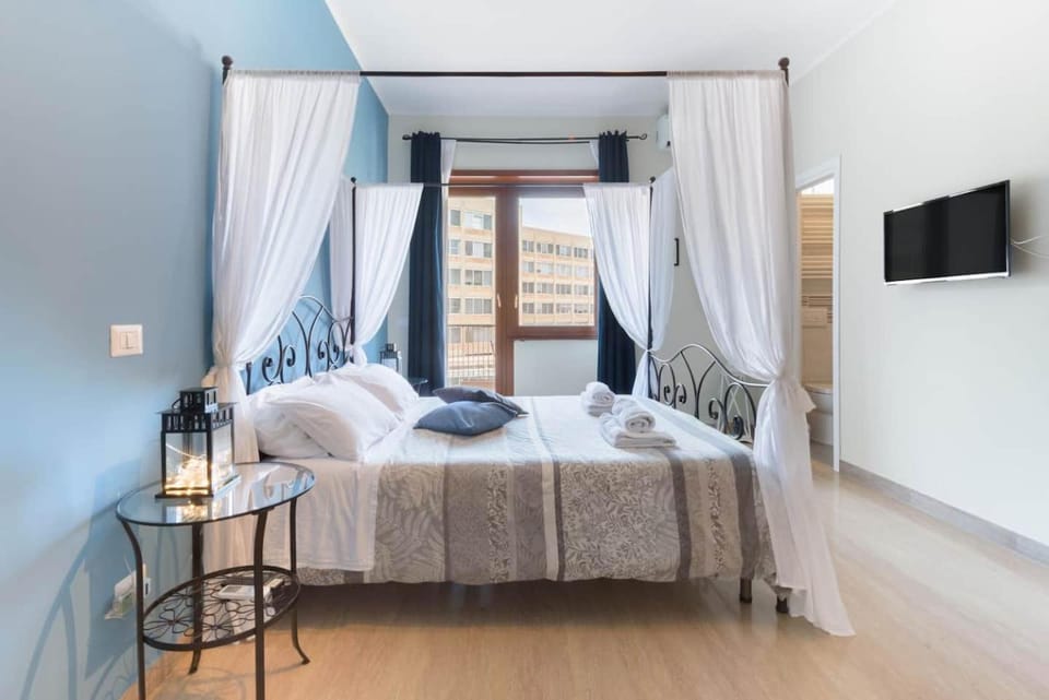 Bed, TV and multimedia, Photo of the whole room, Bedroom, towels