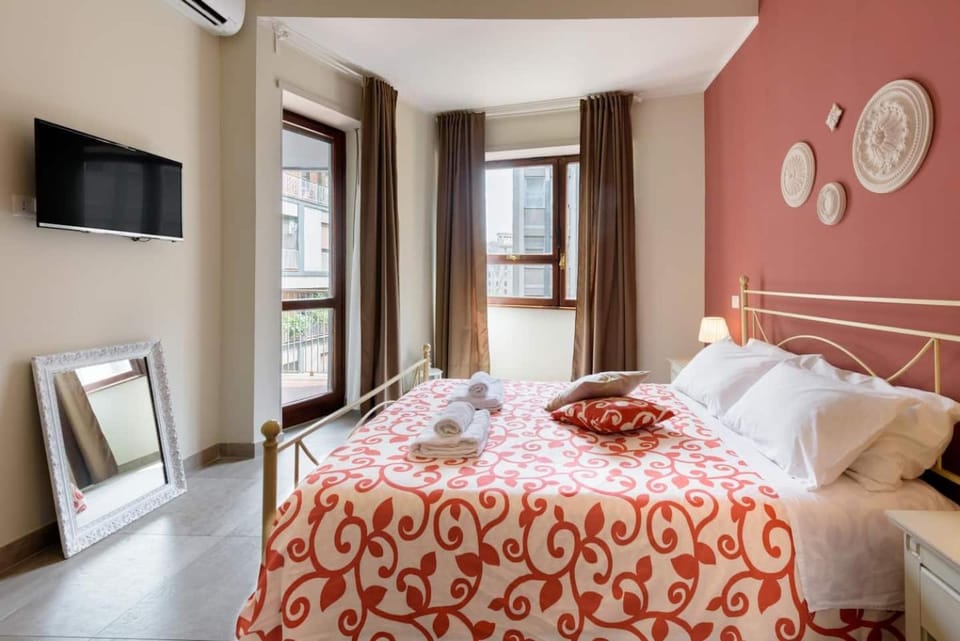 Bed, TV and multimedia, Photo of the whole room, Seating area, Bedroom, towels, air conditioner