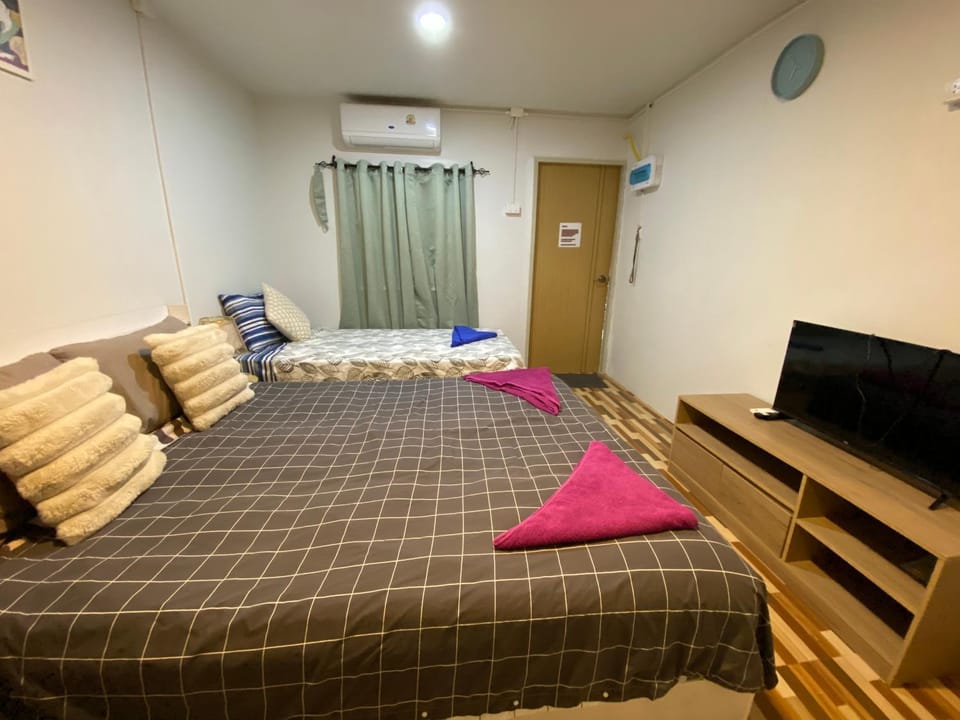 Bed, TV and multimedia, Photo of the whole room, Bedroom, towels