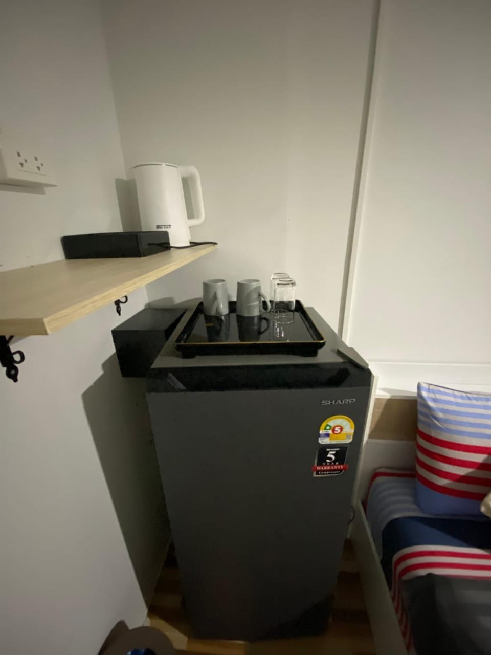 Kitchen or kitchenette, minibar