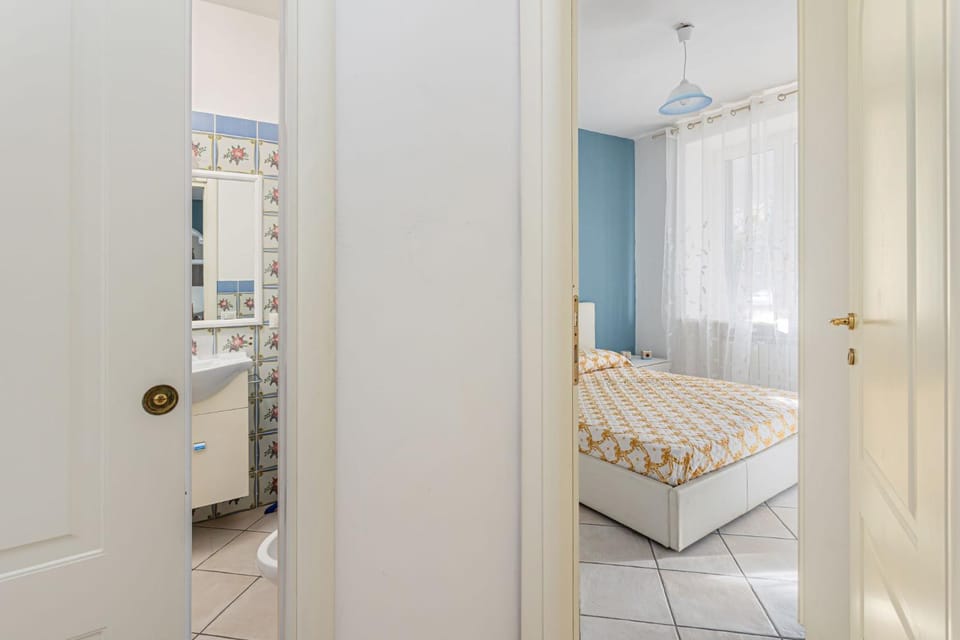 Bed, Bathroom, Photo of the whole room, Bedroom