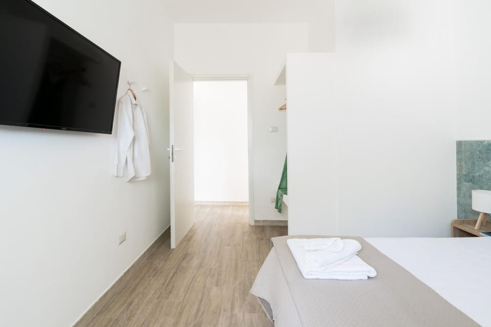 Bed, TV and multimedia, Bedroom