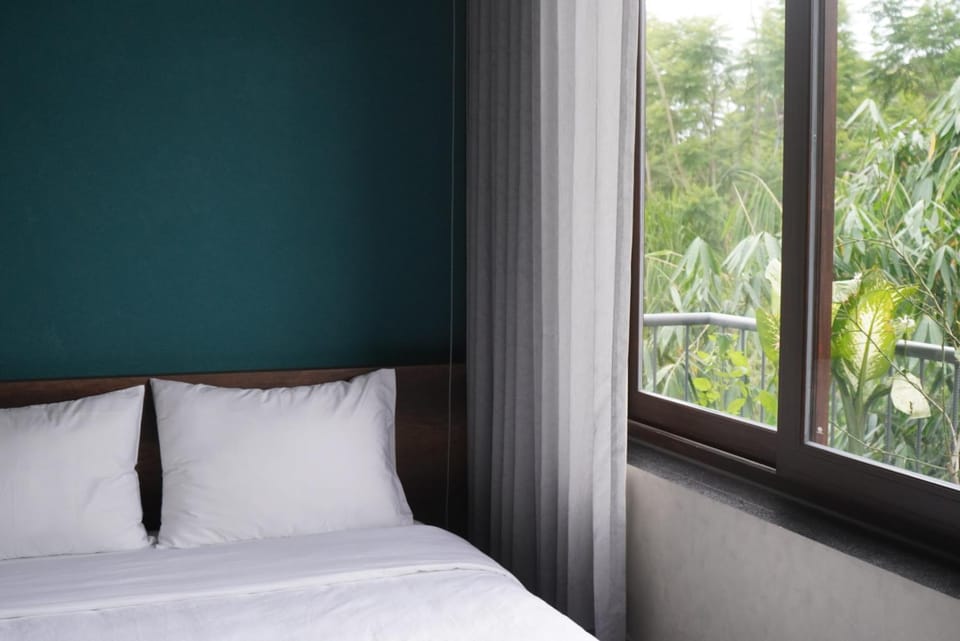 Bed, Garden, View (from property/room), Photo of the whole room, Decorative detail, Bedroom, Garden view