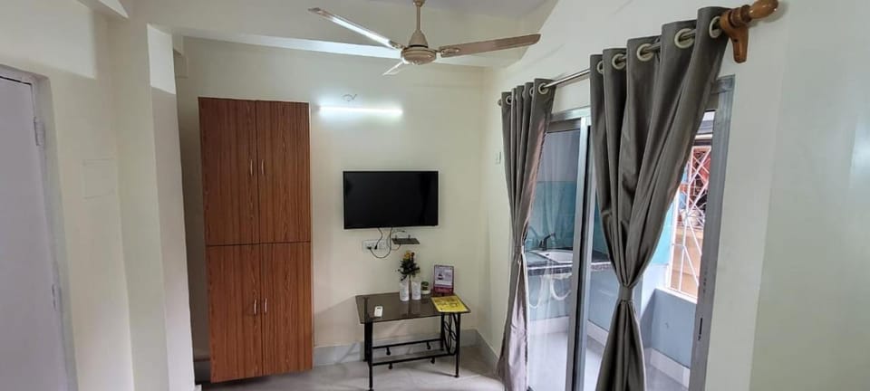 Lily and Lotus 2 Cozy 1Bhk Compact Full Furnished AC Apartment Managed by Hotel Airways Apartment in Kolkata