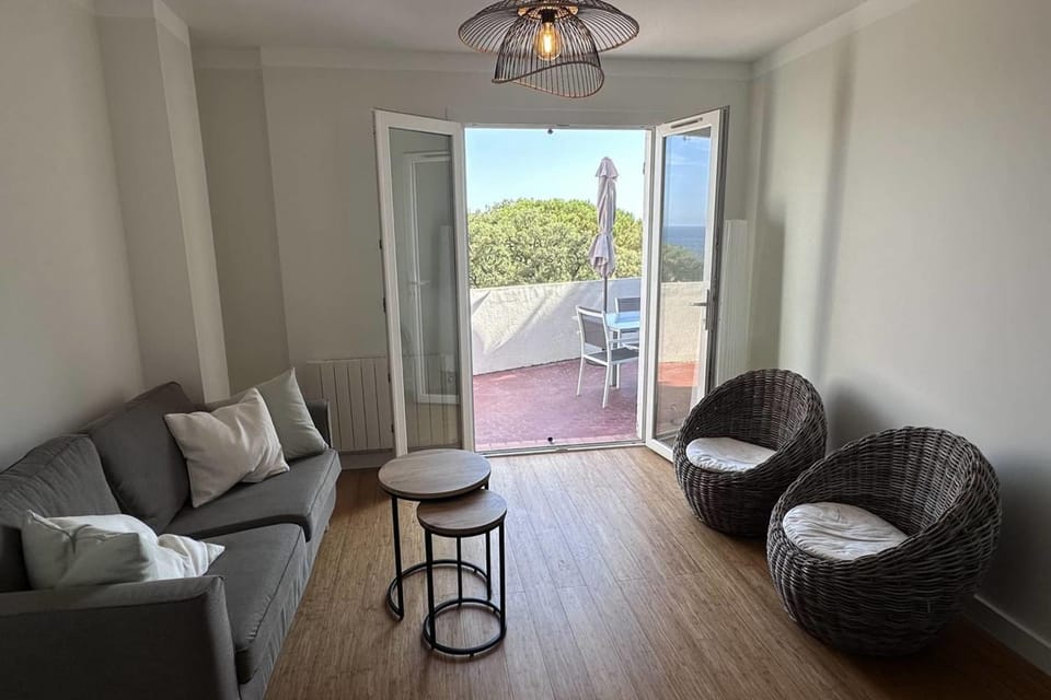 Apartment 3p with terrace facing the sea Apartment in Roquebrune-sur-Argens