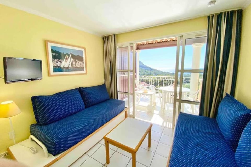 Apartment 2p with pool near the sea Apartment in Saint-Raphael