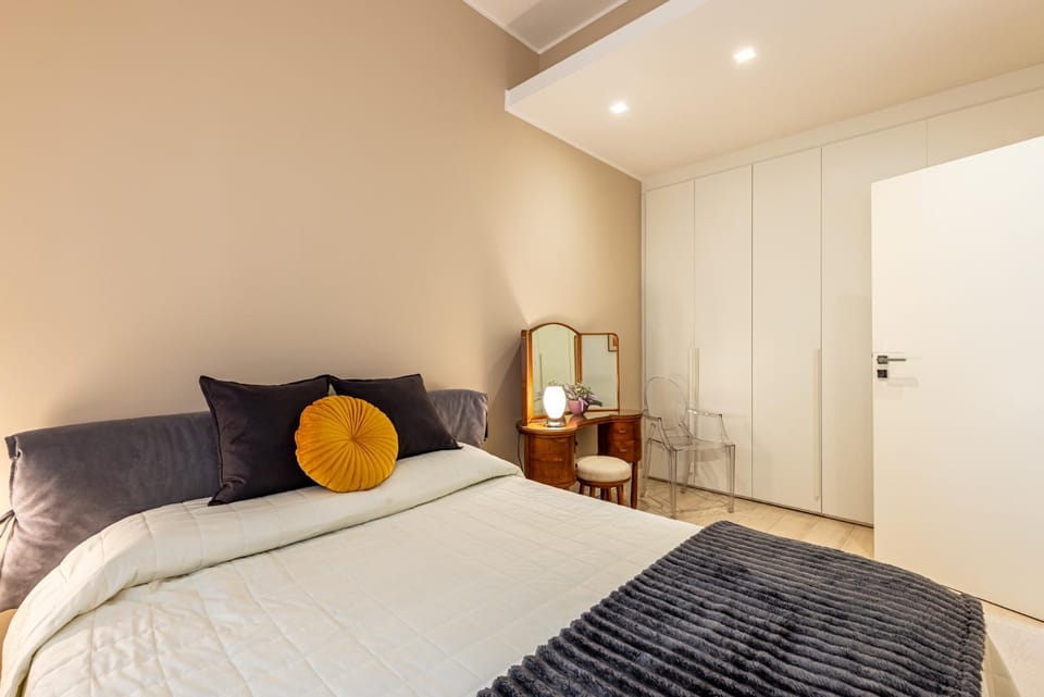 Bed, Bedroom, wardrobe, air conditioner