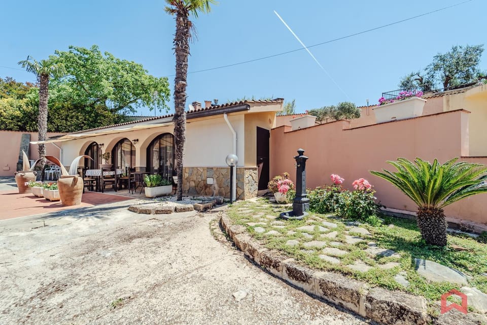 Property building, Patio, Day, Garden, Garden view