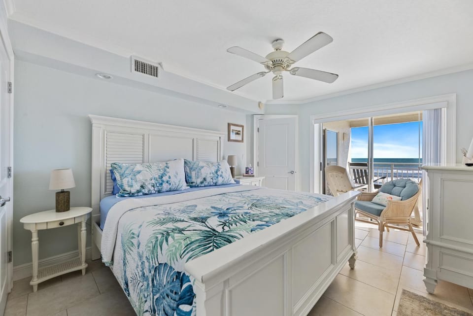 Palm House 3B with oceanfront views, pool, and private beach access Apartment in New Smyrna Beach