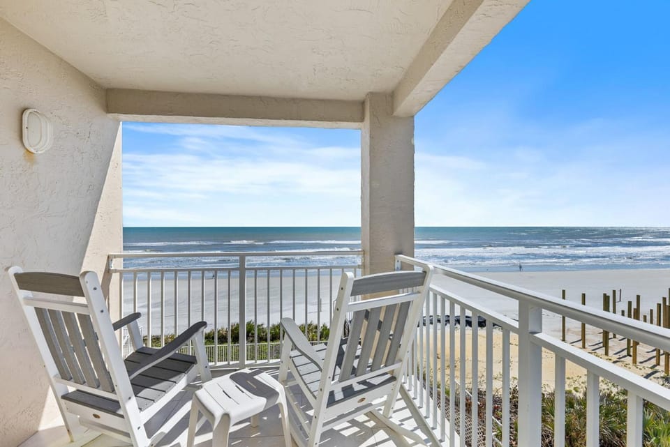 Palm House 3B with oceanfront views, pool, and private beach access Apartment in New Smyrna Beach