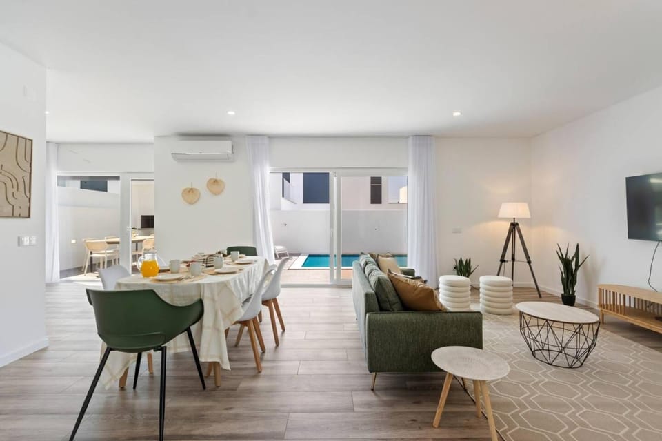 Modern Villa with Private Pool Near Baleal Beach House in Peniche