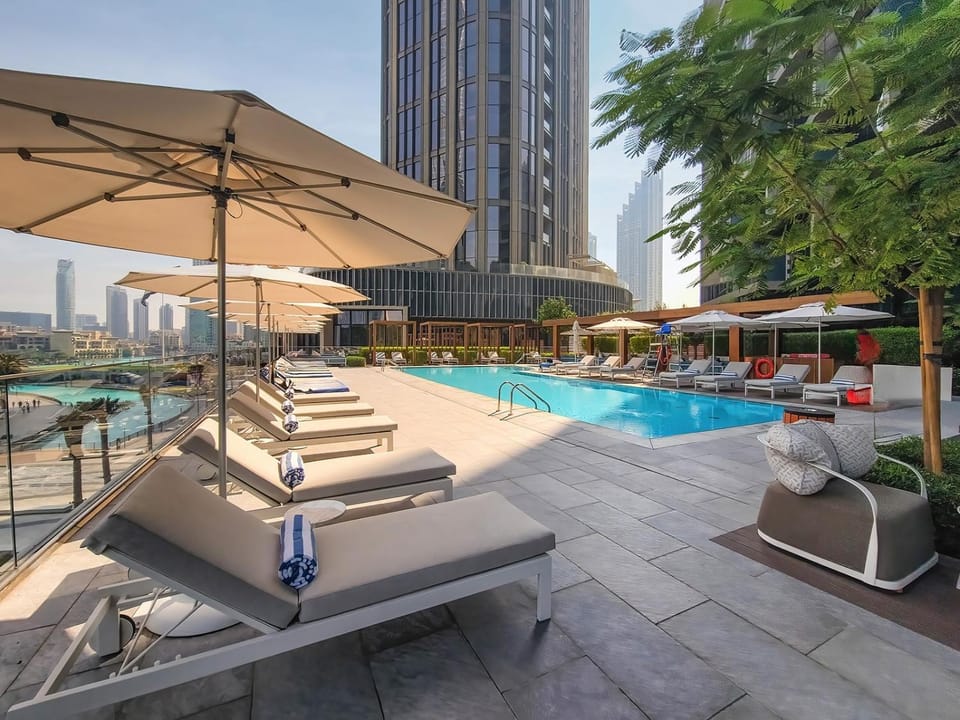 Property building, Patio, Day, Pool view, Swimming pool, sunbed