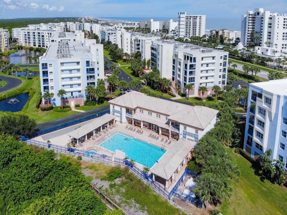 Bird's eye view, Pool view