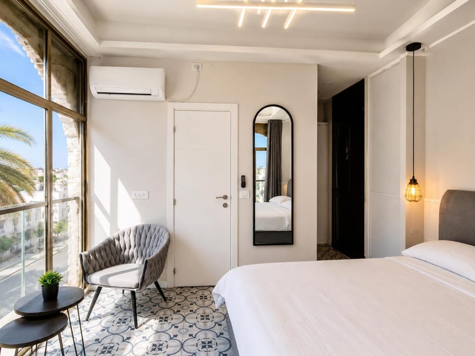 Bed, Bathroom, Photo of the whole room, Bedroom, air conditioner