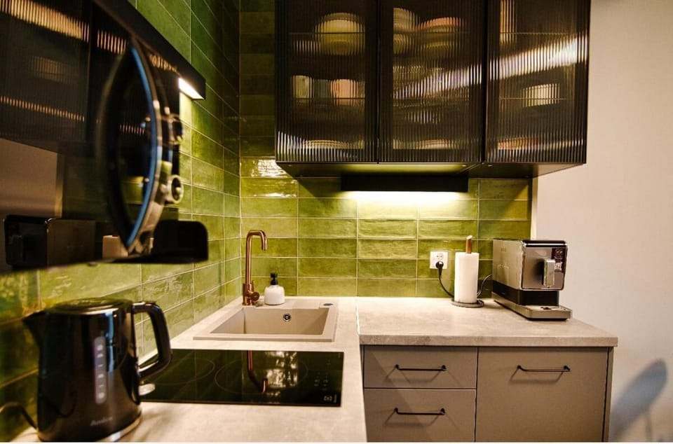 Coffee/tea facilities, Kitchen or kitchenette, stove