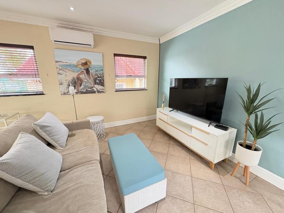 TV and multimedia, Living room, Lounge or bar, Decorative detail, Decorative detail, Seating area, furniture, furniture, internet, internet, air conditioner, air conditioner