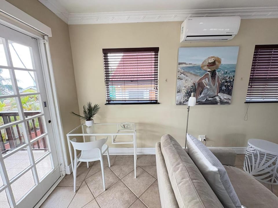 Patio, Balcony/Terrace, Balcony/Terrace, Living room, Seating area, internet, internet, air conditioner