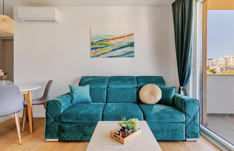 Living room, Seating area, air conditioner